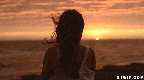 海边观看日落少女背影图片