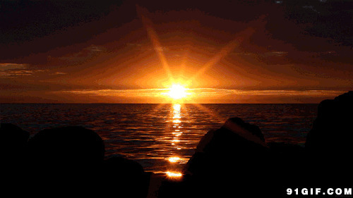 日落光辉照耀大海图片