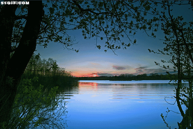 日落西山湖水泛涟漪动画图片