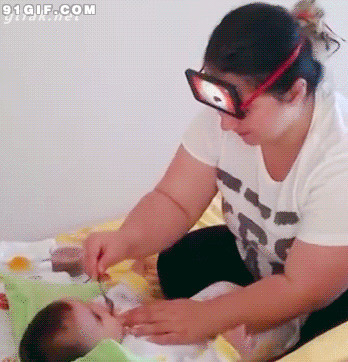 婴儿喂养图片