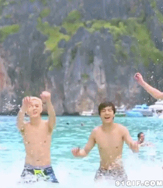 帅哥们在水中跳跃图片