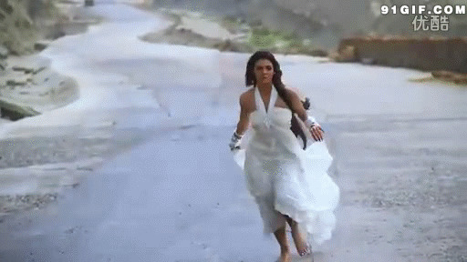 在公路上奔跑的外国美女搞笑动态图片