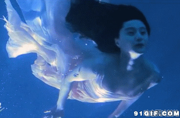 美女在水中游泳视频图片