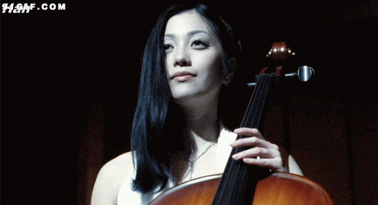 拉大提琴的长发美女图片