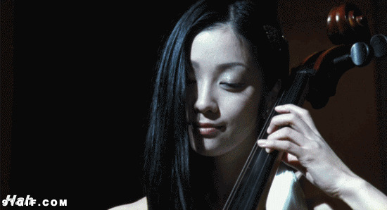 拉大提琴的美女图片