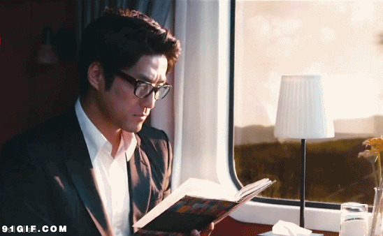 火车上看书男子图片