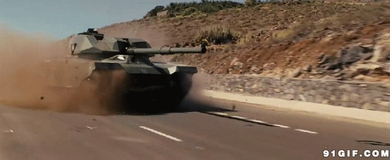 坦克开上公路横冲直撞图片