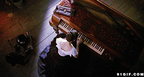 女子弹钢琴高清图片