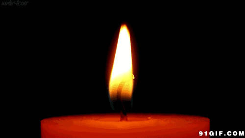 红色蜡烛的火焰图片