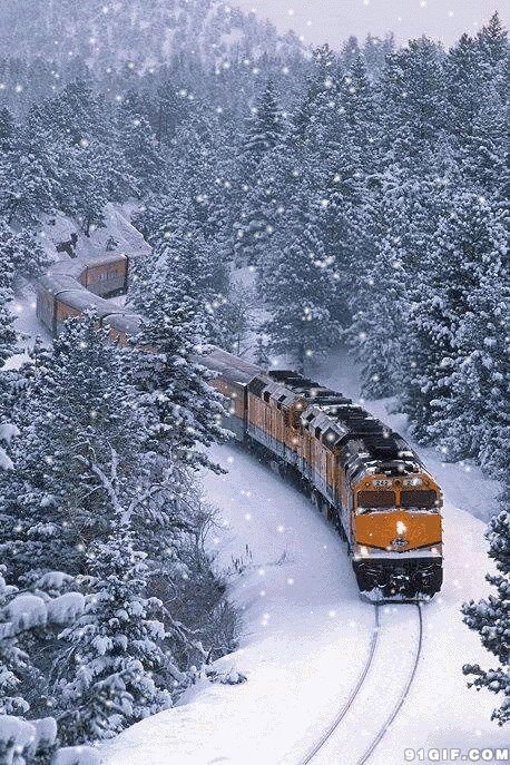 白雪飘落山林火车道图片