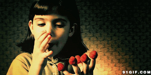 吃草莓的小女孩动态图片