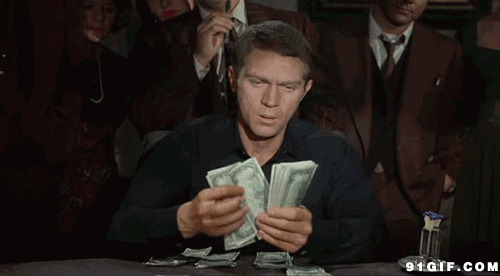 男子赌桌上数钱图片