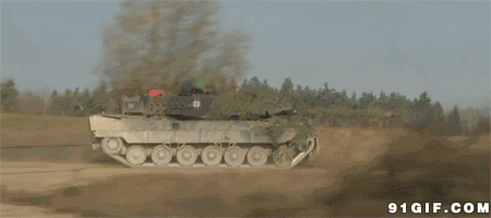 坦克冲锋陷阵图片
