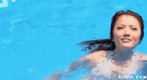 美女泳池游泳动态图片