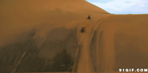 摩托车队穿越沙漠图片
