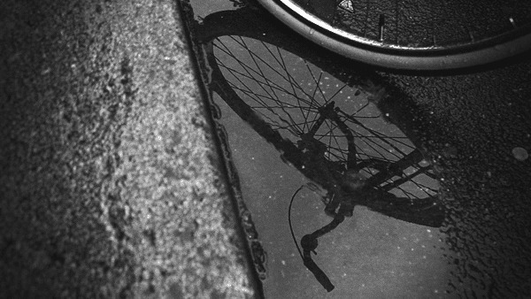 雨滴滴落自行车倒影图片