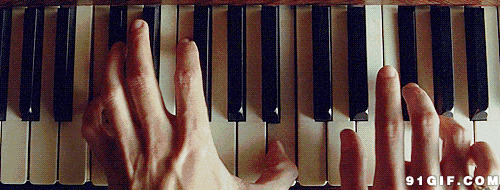 弹奏钢琴的手图片