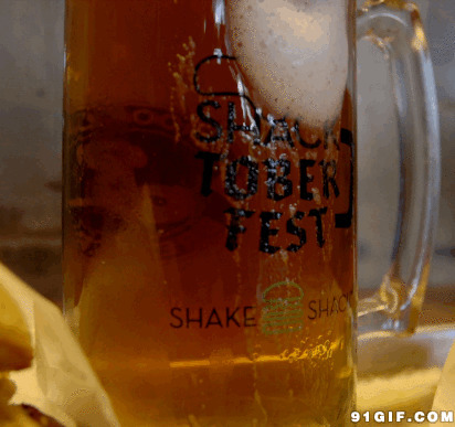 细腻啤酒沫流出杯子外动态图
