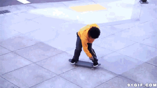 小男孩滑板车过障碍动态图