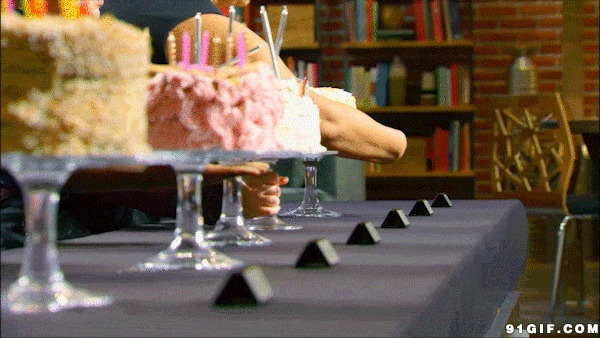 各式蛋糕摆放桌上动态图