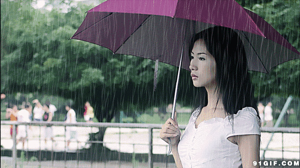 女生雨中撑伞图片