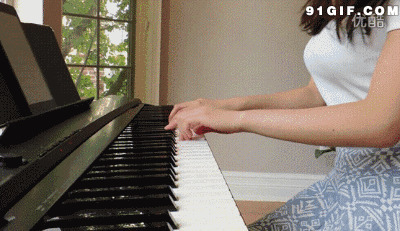女孩弹钢琴的图片