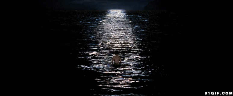 午夜海中的男人图片