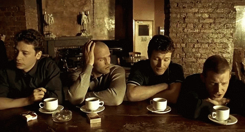 四个无聊男人喝咖啡闪图