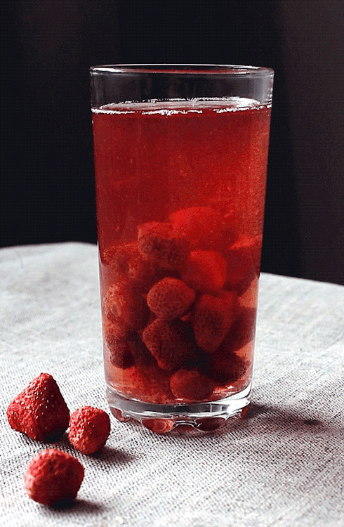 草莓泡水动态图片