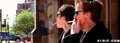 两个男人抽烟动态图