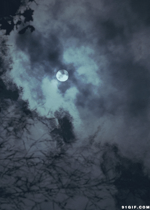 天空乌云遮月唯美图片