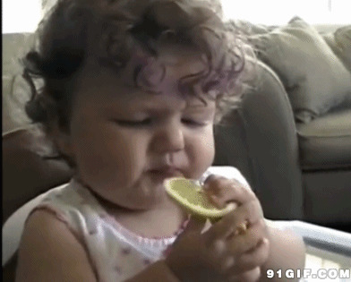 小女孩吃柠檬酸酸表情