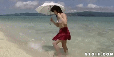 走在海滩打伞动态图