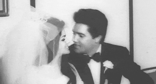 新郎新娘亲吻黑白GIF图片