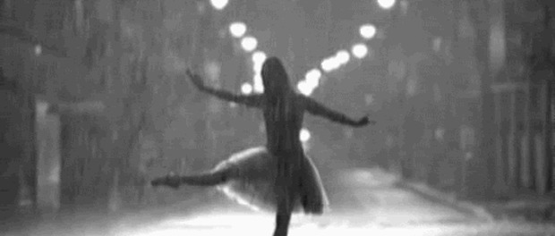 雨中跳舞的女孩GIF图片