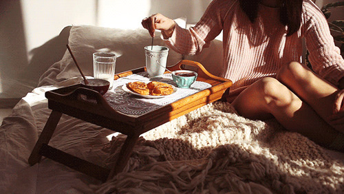 床上享受早餐动态图