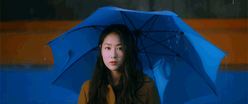 女生雨中打伞gif图