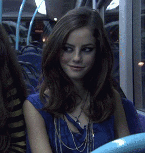 坐地铁的少女表情图