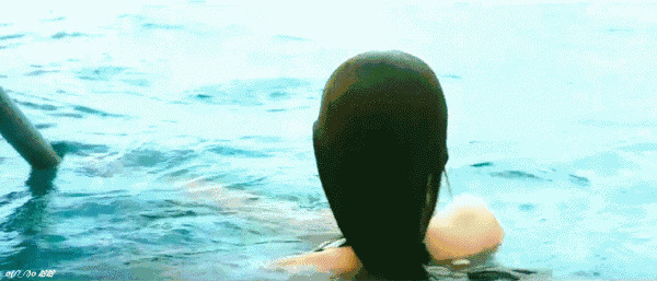 我的女神在游泳动态图片