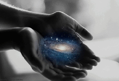 手掌上的宇宙gif图