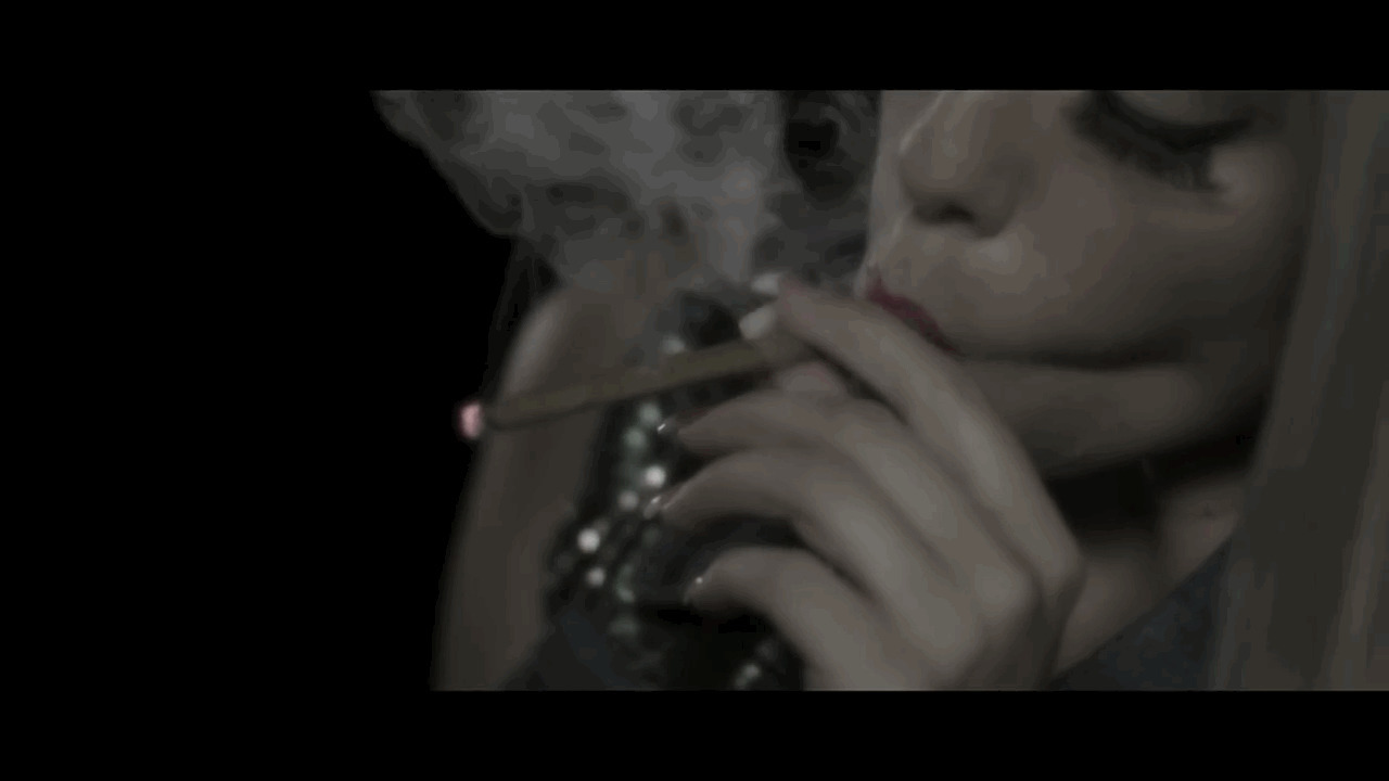 大口抽香烟的女孩动态图片
