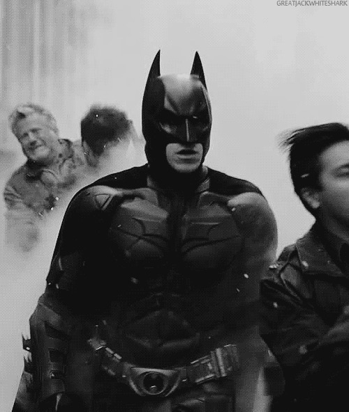 蝙蝠侠在烟雾的战场里自由行走动态图片