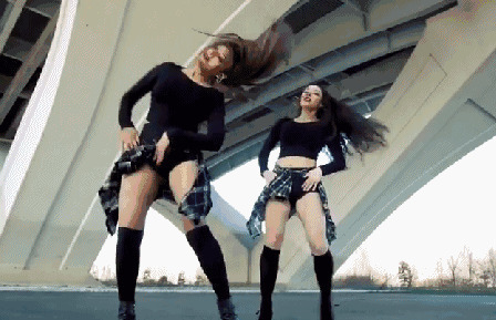两个性感的长腿女孩甩头发跳舞GIF动态图