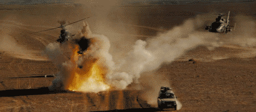 直升机瞄准沙漠上的汽车轰炸GIF动态图