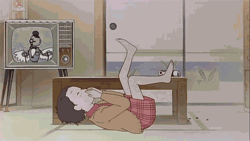 卡通女孩躺在客厅里捂着嘴翘着腿大笑gif图片