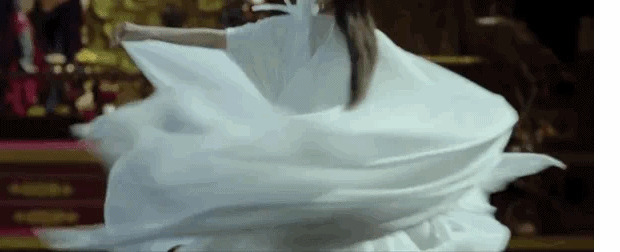 带着面纱穿着白裙子的姑娘跳舞GIF动态图
