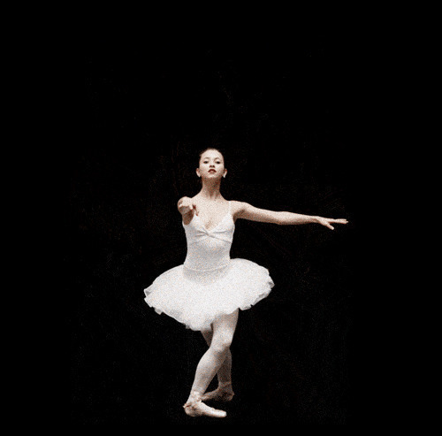 穿着白裙子的女孩跳着性感的芭蕾舞GIF动态图