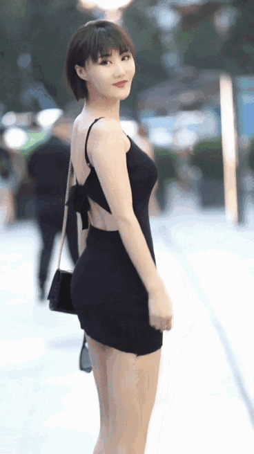 穿着性感衣服的女人走在大街上回头率很高啊GIF动态图