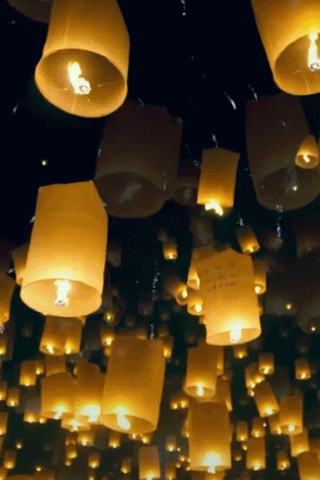 空中飞翔的孔明灯GIF图片
