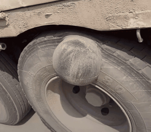 汽车轮胎鼓起了一个大包GIF动态图片